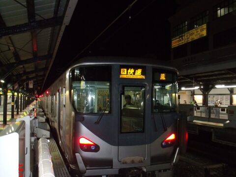大阪環状線をぐるっと一周する電車のイラスト