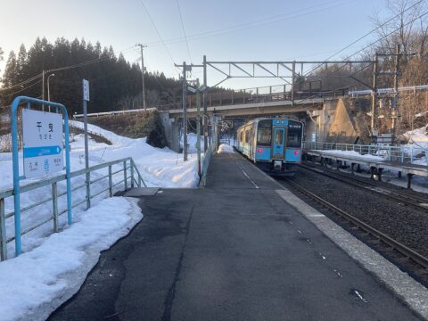 鉄印帳とローカル線のレトロ車両のイラスト