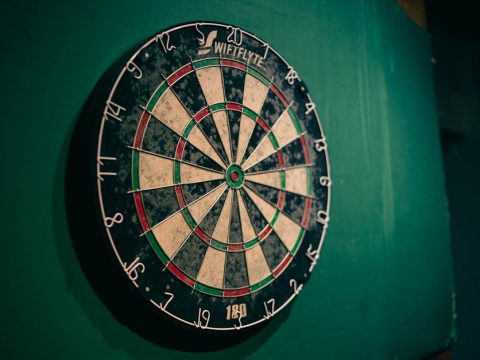 ダーツ初心者の料金相場と始め方——初回60分で迷子にならない