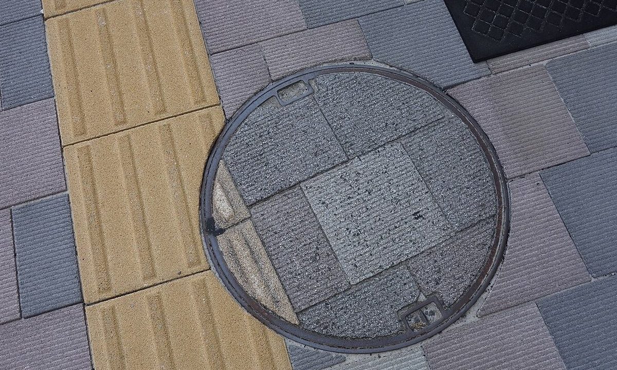 マンホール撮影——全国2,000以上のデザインを撮り集める、足元の博物館