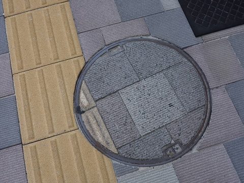マンホール撮影——全国2,000以上のデザインを撮り集める、足元の博物館