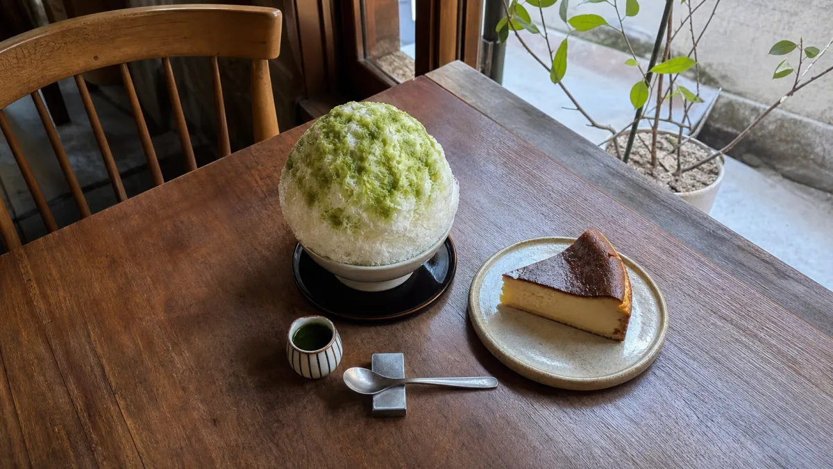 ドーム型かき氷とチーズケーキが並ぶ路地裏カフェのテーブル